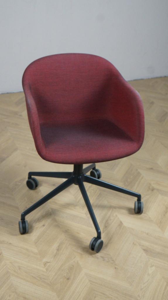 Muuto Fiber stol i rød – set forfra med polstret sæde og drejestel